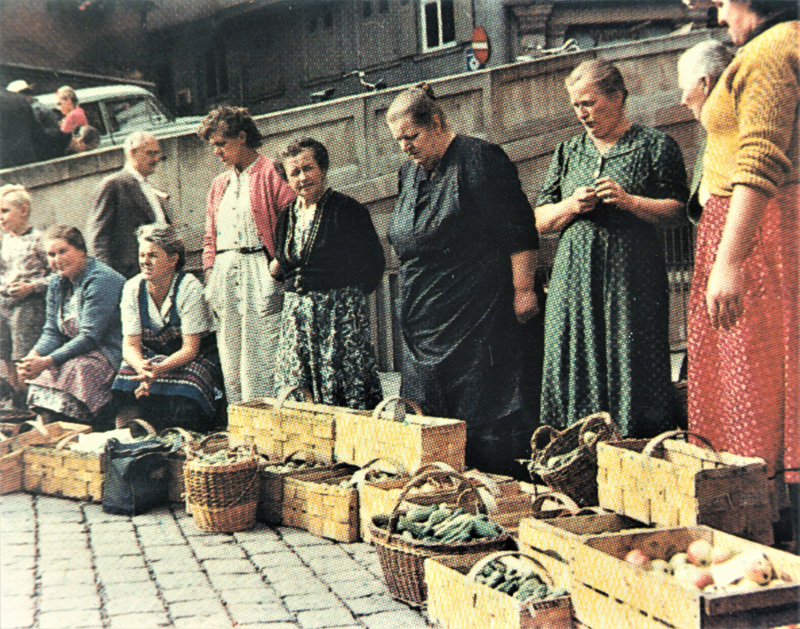 Iasenger Marktfraua in Tübingen. In der Mitte Emma Mutter von R. Schmid mit Birnen vin der Mickhütte